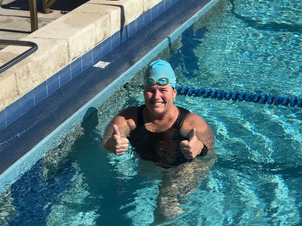 Swimmers cheering at the 100 x 100s challenge